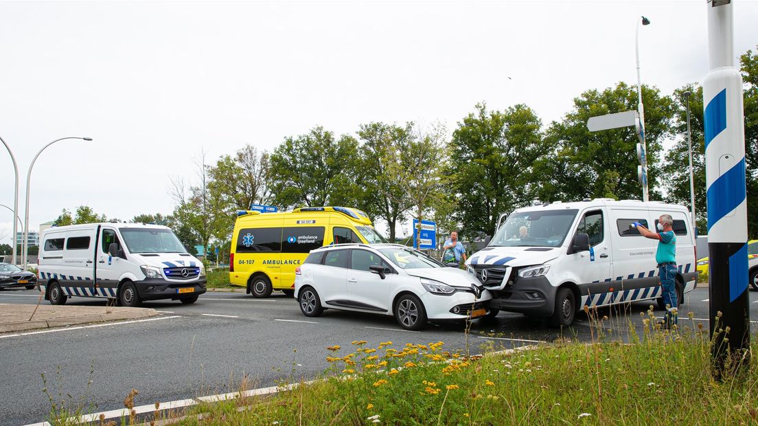 Gewonde bij aanrijding tussen auto en bus Dienst Justitiële Inrichtingen in Zwolle