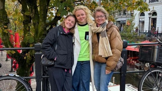 Trots en tranen op de tribune, moeder Carianne leeft intens mee