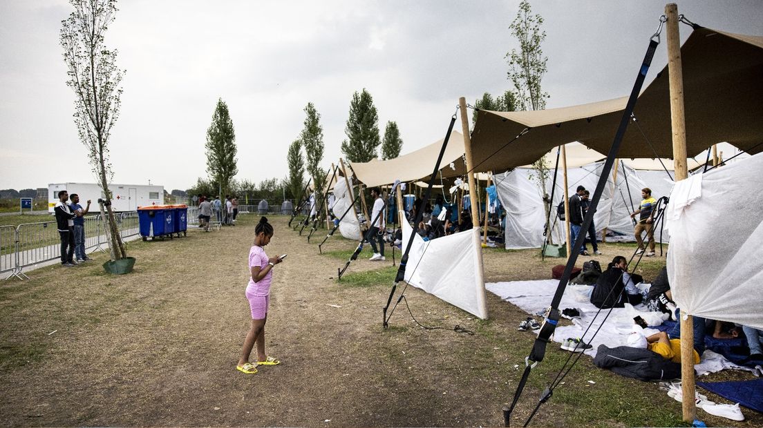 Bij het aanmeldcentrum in Ter Apel sliepen asielzoekers vorig jaar buiten