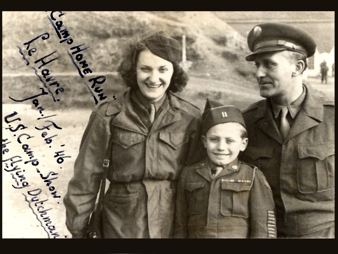 The 2 1/4 Willards in 1946 in kringen van Amerikaanse militairen. Vlnr Conny, Desmond en Jack Willard.