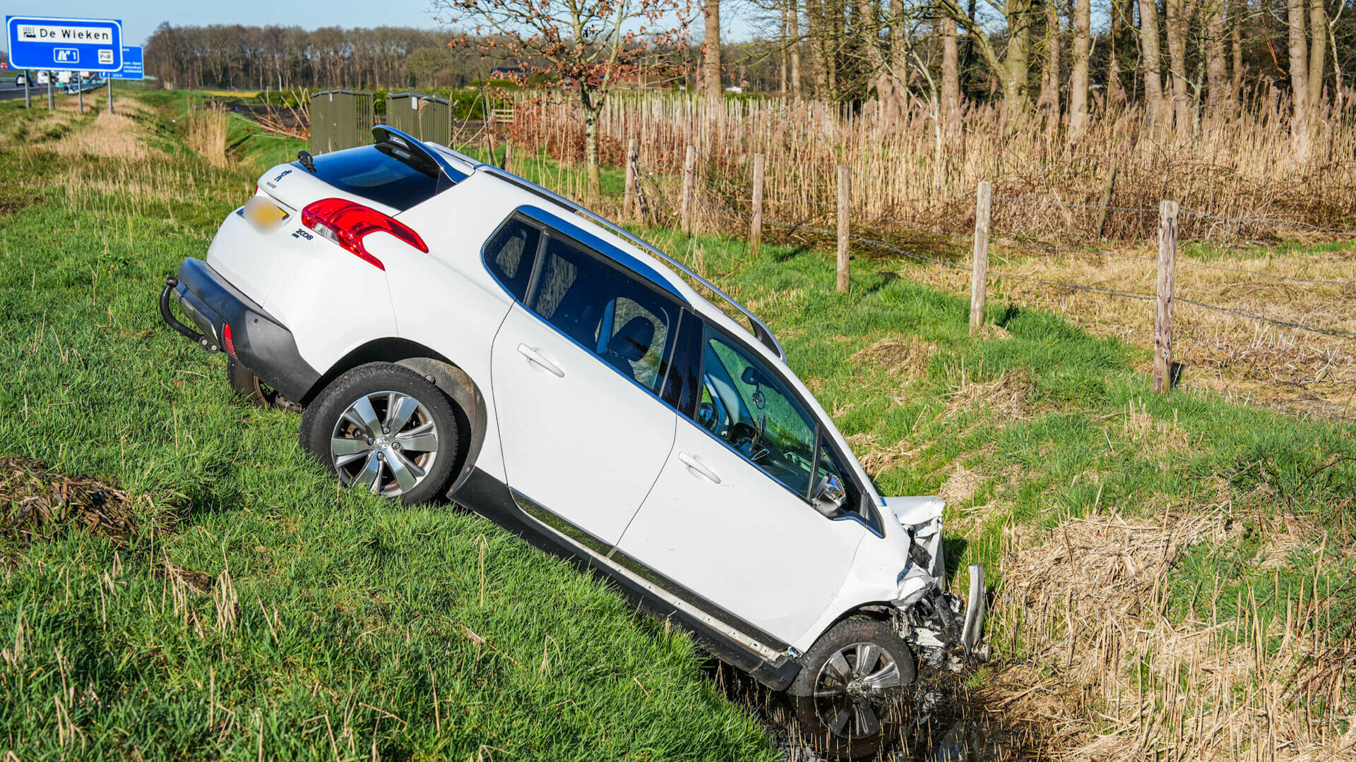Auto belandt in sloot na botsing op A37 bij Hollandscheveld