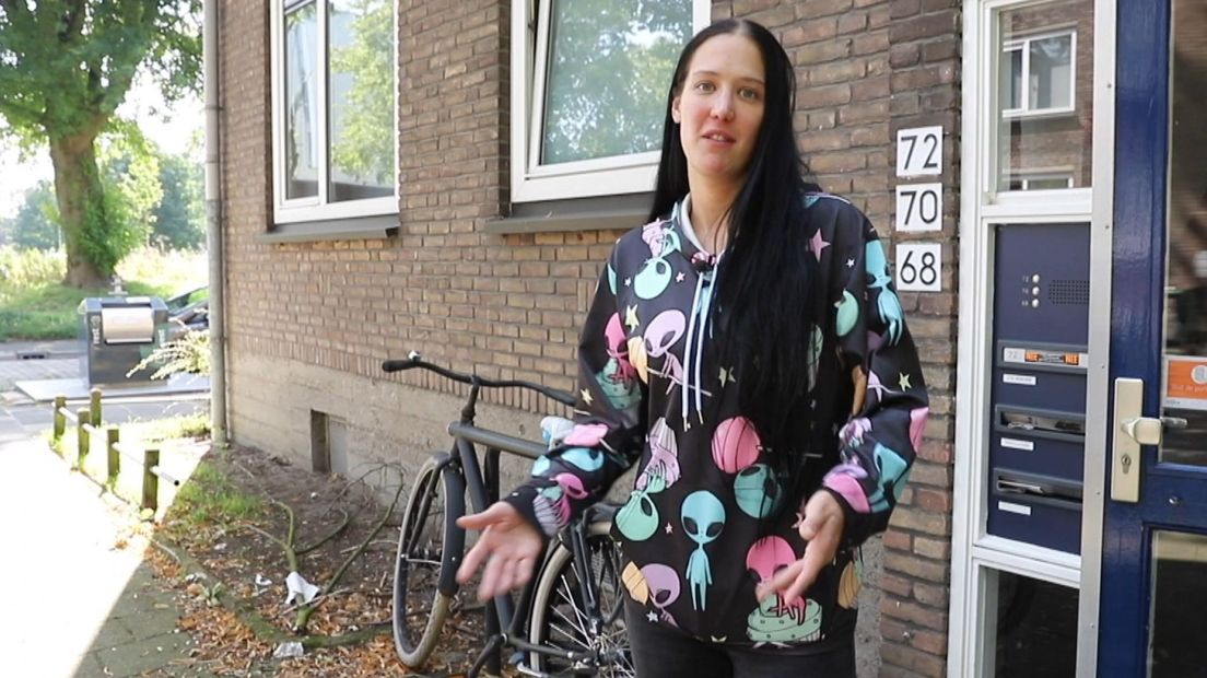 Priscilla op de plek waar de man lag