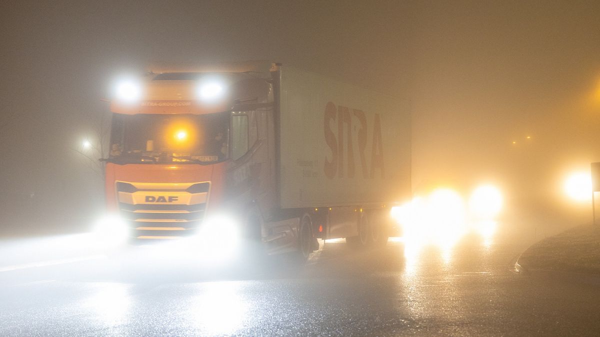 Code geel wegens dichte mist | Vrachtwagenchauffeur rijdt zichzelf twee keer klem