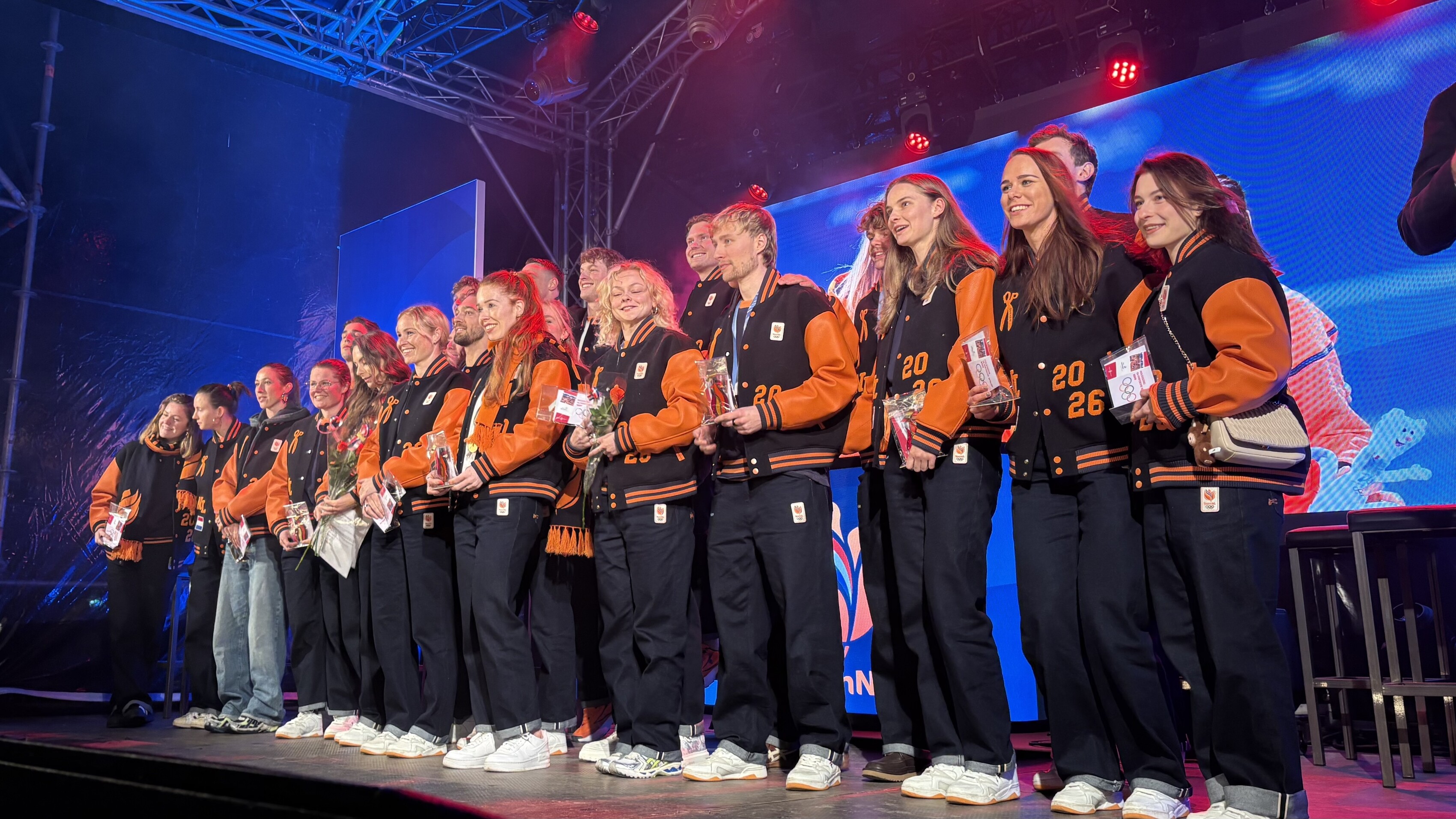 Olympiërs op it poadium op It Hearrenfean: sa ferrûn de huldiging