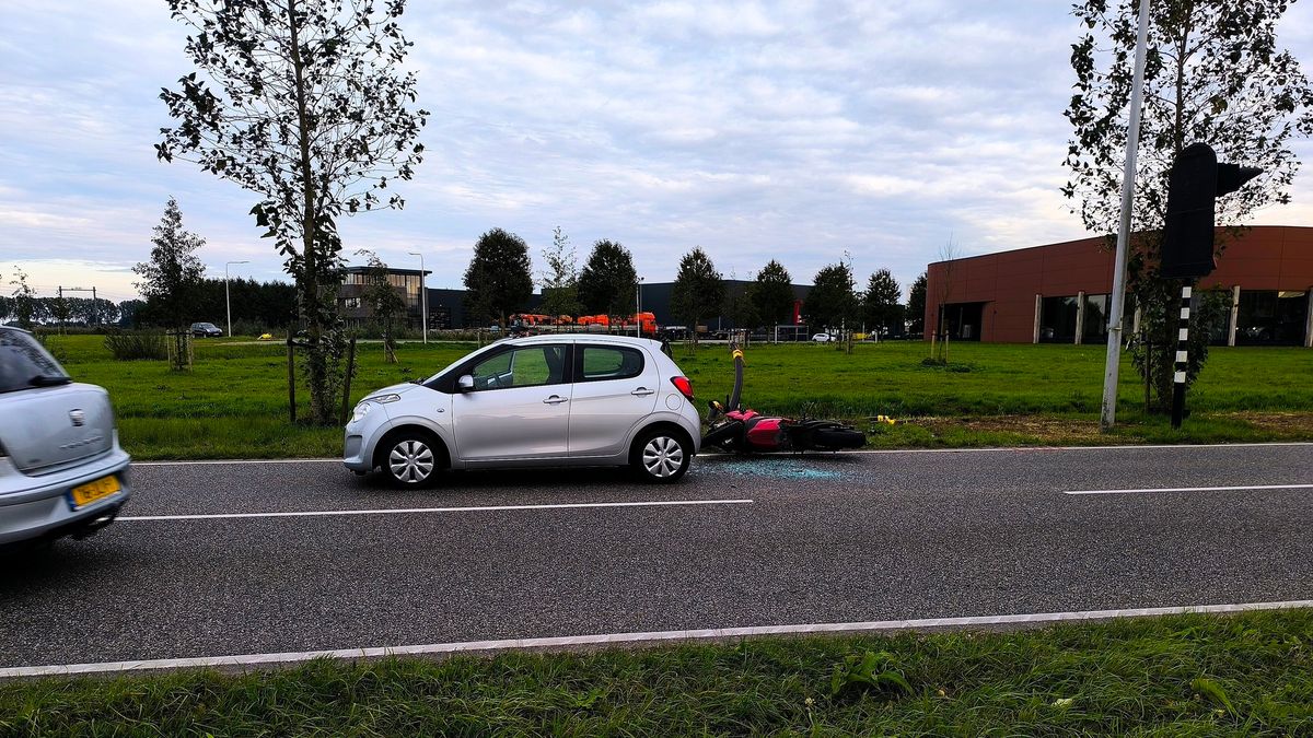 Motorrijder klapt achterop auto in IJsselmuiden en raakt gewond
