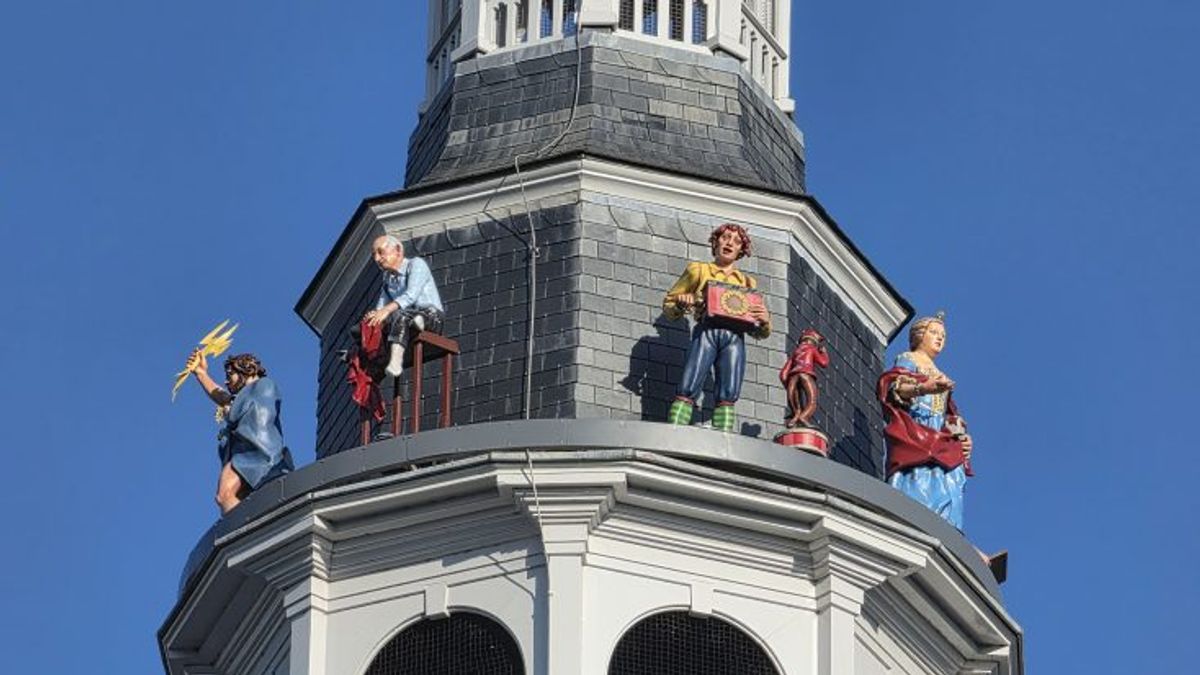 Roermonds stadhuis weer compleet na opknapbeurt carillonbeelden