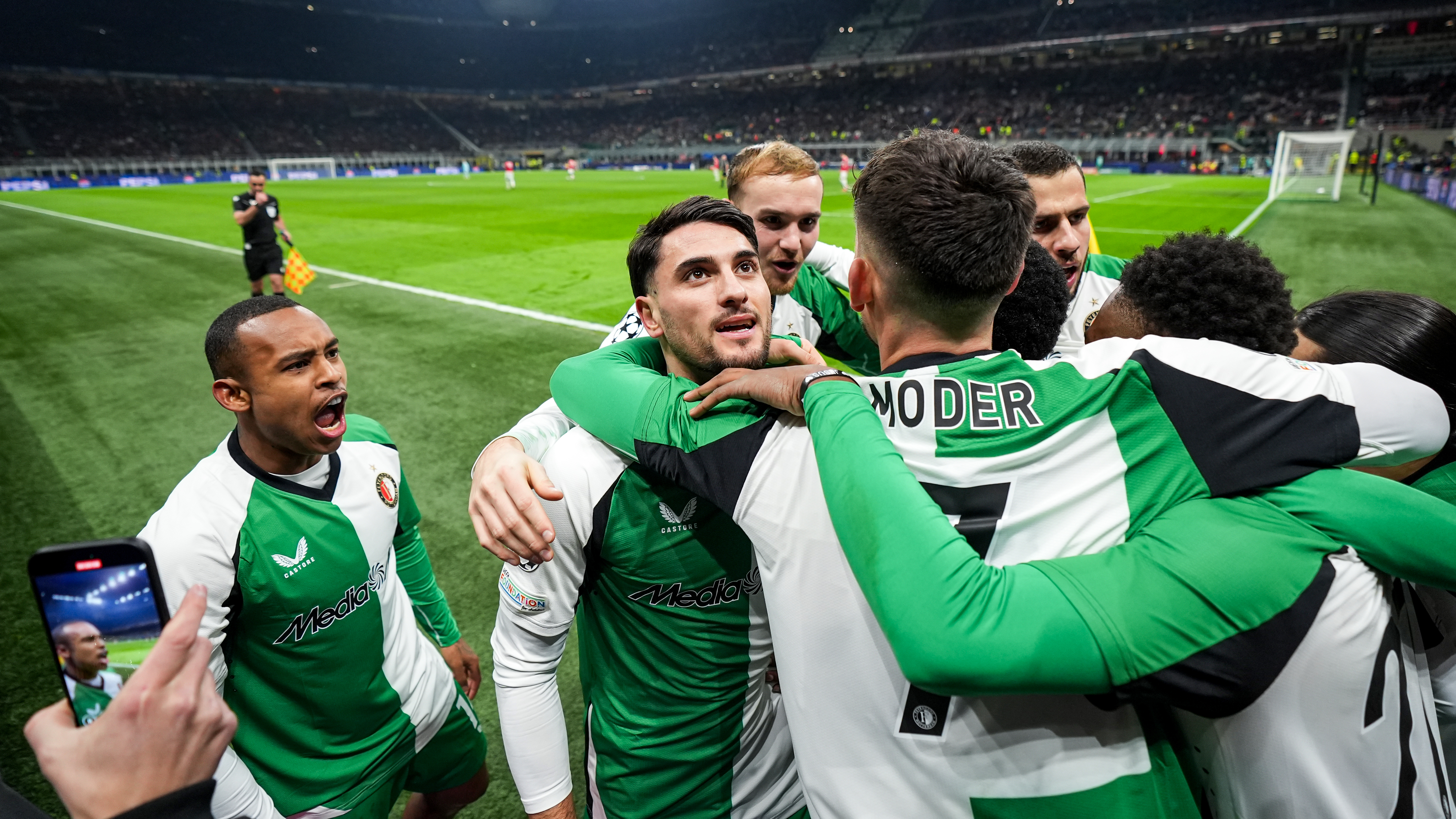 De spelers van Feyenoord juichen na de goal van Carranza tegen AC Milan