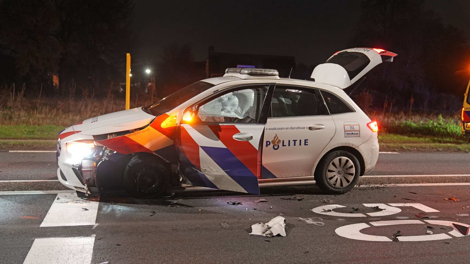 Frontale botsing tussen politieauto en auto met jonge kinderen in Baexem.