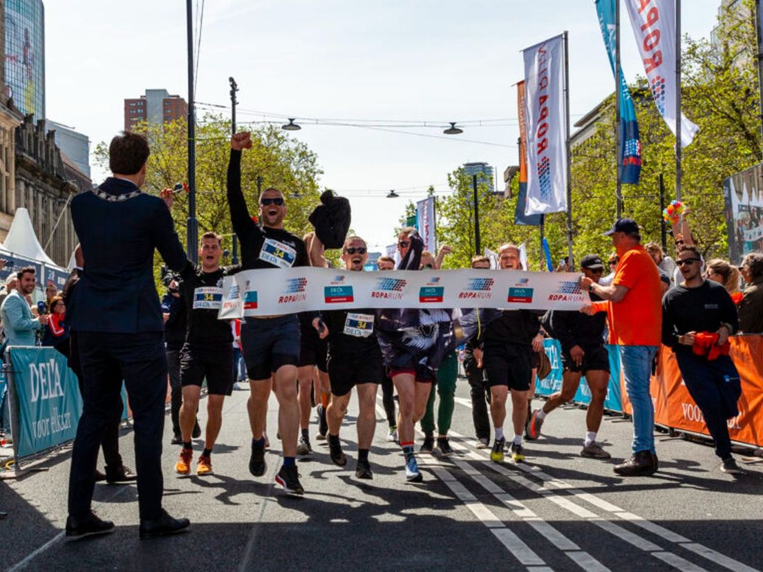 Het eerst team (34) is binnen gekomen op de Coolsingel