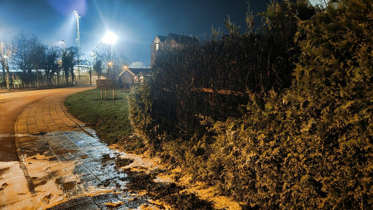 112-nieuws 27 februari: Auto in de vangrail bij Donkerbroek | Conifeer in brand door vuurwerk