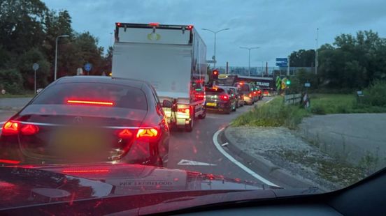 Al vroeg file rond afgesloten Hardenbergerbrug in A28 bij Nijkerk