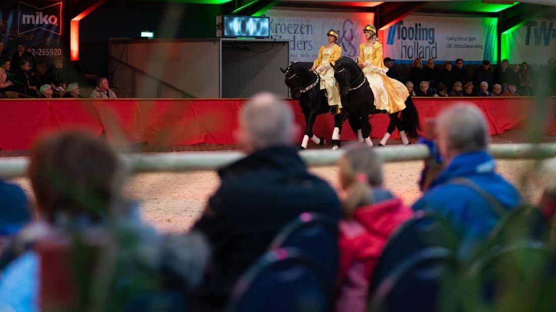 Een demonstratie tijdens de Kerstshow in Exloo