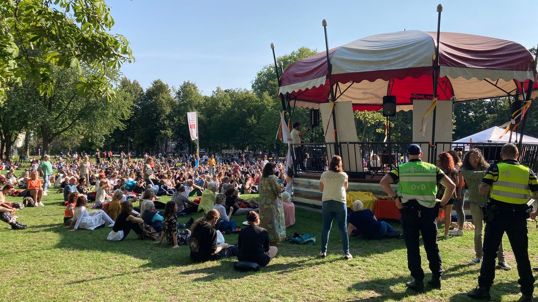 In Park Lepelenburg staan zondagmiddag zo'n vijfhonderd mensen.