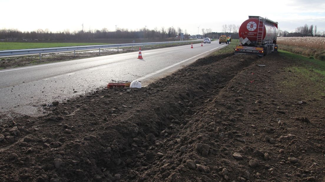 Vrachtwagen van de weg bij Westdorpe