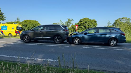 N348 deels afgesloten na ongeval met drie voertuigen. N348 deels afgesloten na ongeval met drie voertuigen.