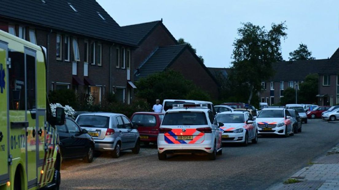 Hulpdiensten nemen poolshoogte aan de Uilenhoek in Delfzijl.