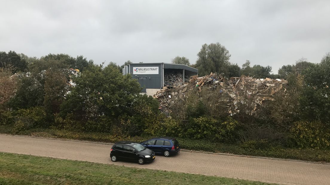 hoge bergen met afval bij Talen Recycling in Meppel waar omwonenden zich aan storen (Rechten: Serge Vinkenvleugel/RTV Drenthe)