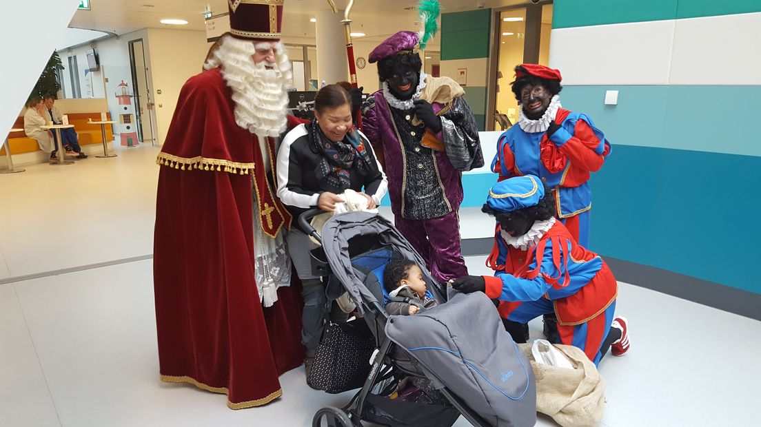 Sinterklaas en zijn pieten in het Juliana Kinderziekenhuis