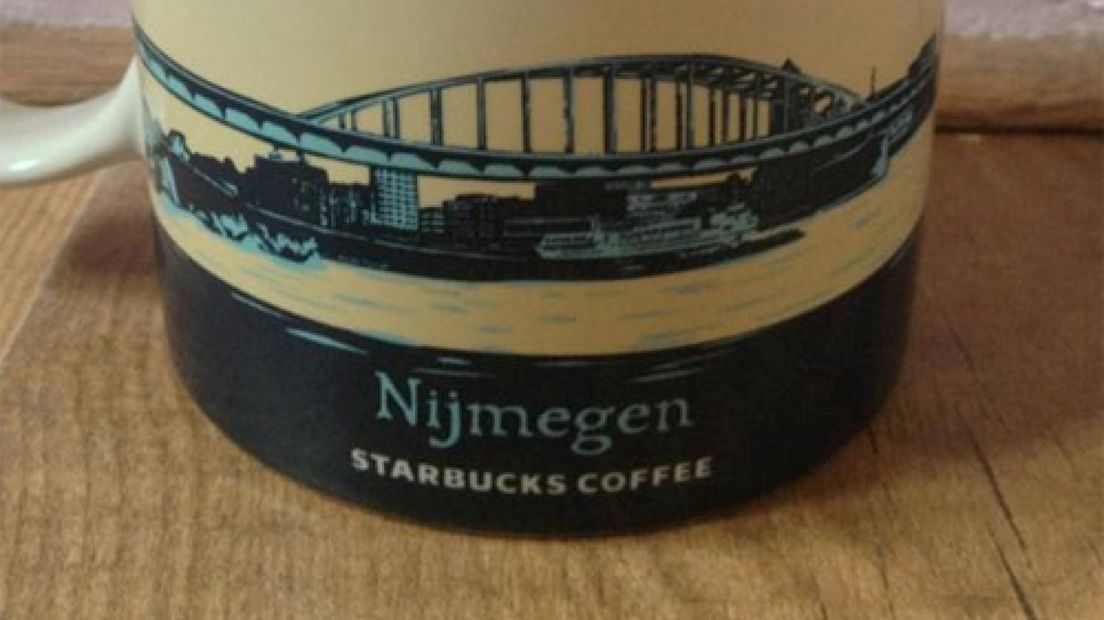 Op een mok van Starbucks in Nijmegen staat een verkeerde afbeelding.