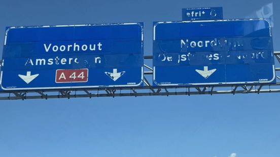 Borden boven snelweg onleesbaar: hoe kan dat? Home