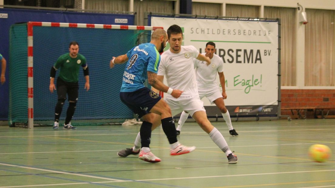 De verdediging van Leekster Eagles (in het wit) kreeg het zwaar te verduren tegen de landskampioen