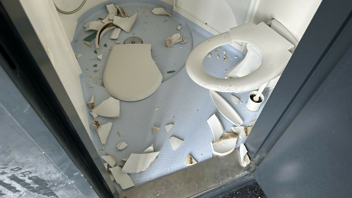 Stukgeslagen wc's, kapotte ramen en overal troep: verlaten stationsgebouw Arnemuiden trekpleister vo