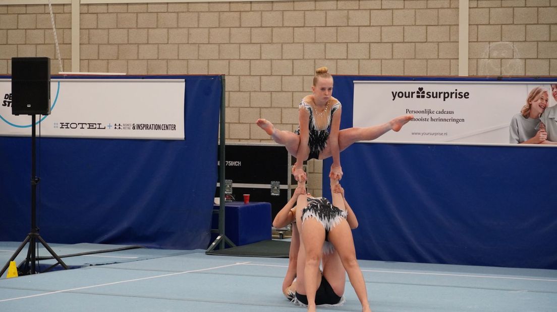 Acrogymnasten halen allerlei acrobatische toeren uit