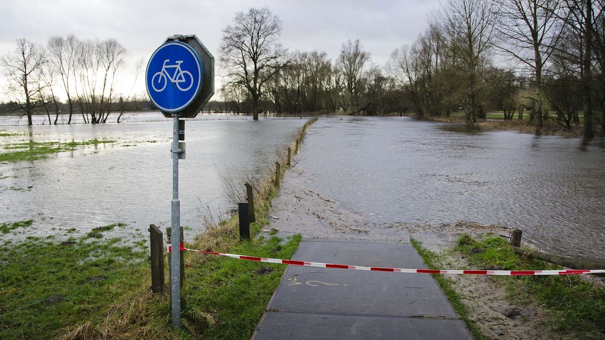 Landbouwgrond in Beerzerveld onder water, boeren woest op provincie
