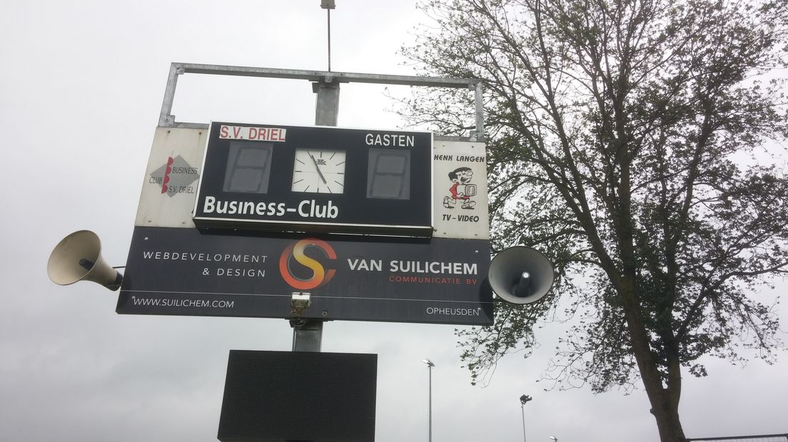 De amateurs van RKSV Driel voetballen zaterdag thuis tegen Feyenoord. Een hele week wordt er gewerkt om de accommodatie klaar te krijgen.