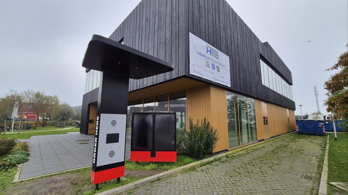 Onkruid in drive-thru van fastfoodketen, restaurant ging nooit open: 'Alles eruit getrokken'