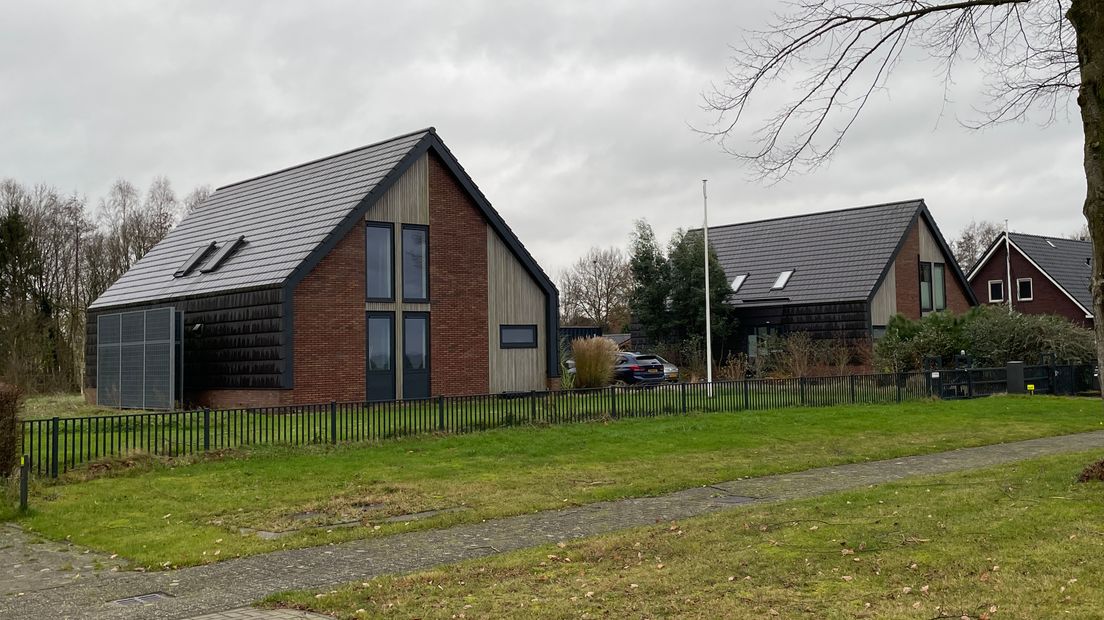 Twee schuurwoningen aan het Noorderdiep in Valthermond, waarop Harm zijn plannen gebaseerd heeft