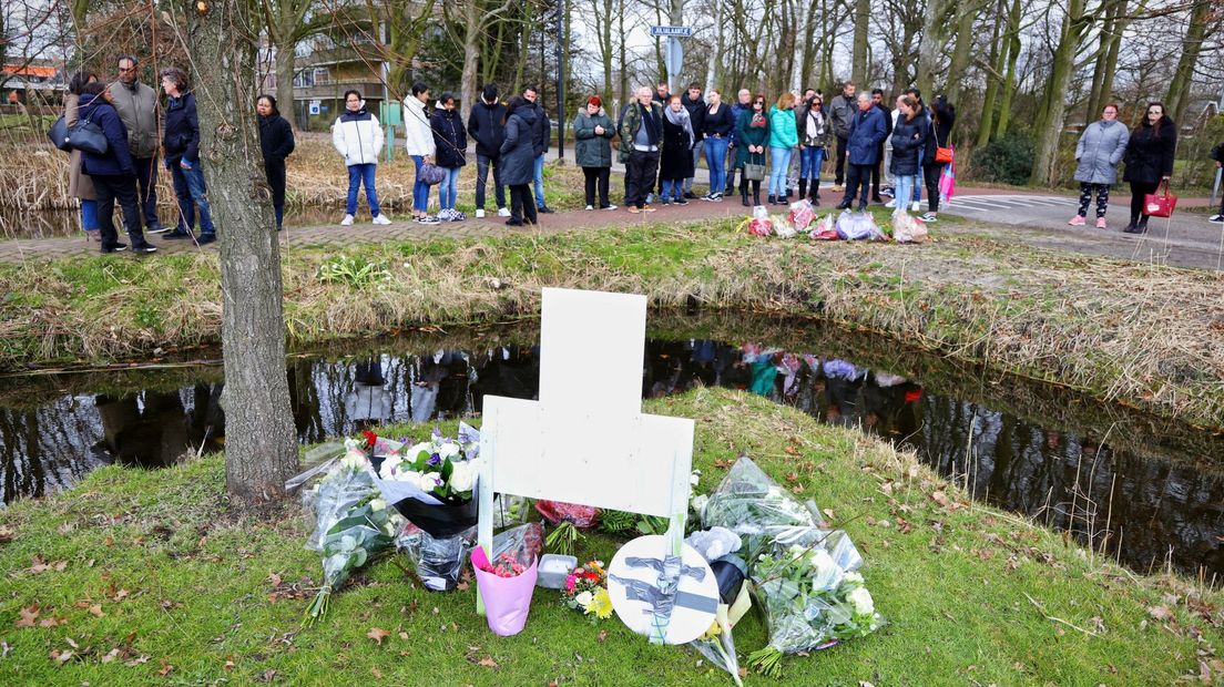 Tientallen mensen kwamen samen op de plek van de steekpartij