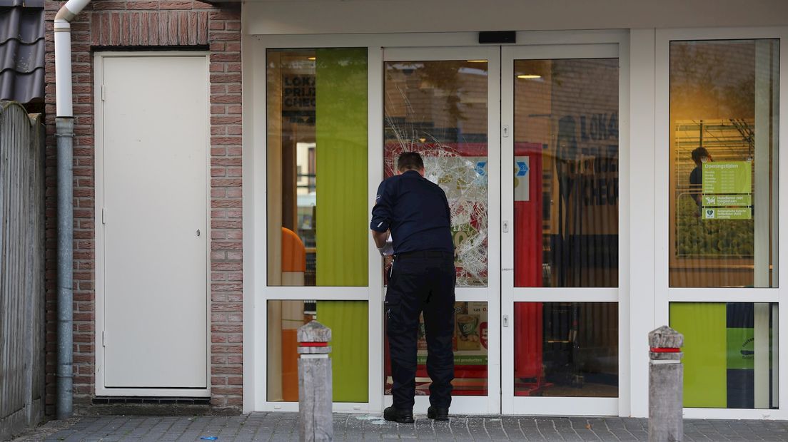 Politie onderzoekt de overval op filiaal Plus Almelo