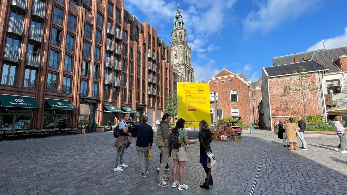 Het Shell Papers-team praat met voorbijgangers