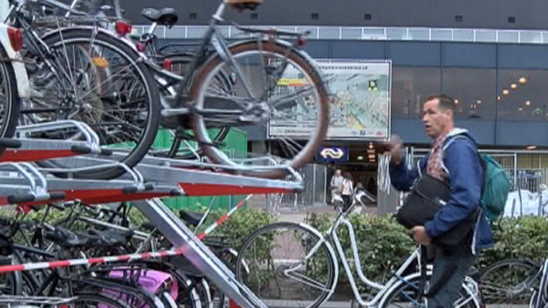 Man krijgt bijna fiets op zijn hoofd bij gevaarlijke fietsenstalling