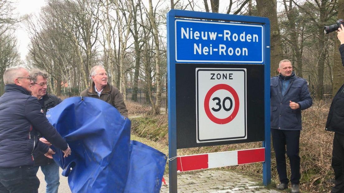 De onthulling van het plaatsnaambord (Rechten: Marjolein Knol/RTV Drenthe)
