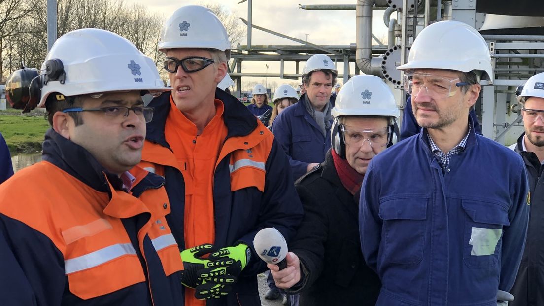 Minister Wiebes in overall bij de voormalige gaslocatie in Ten Post