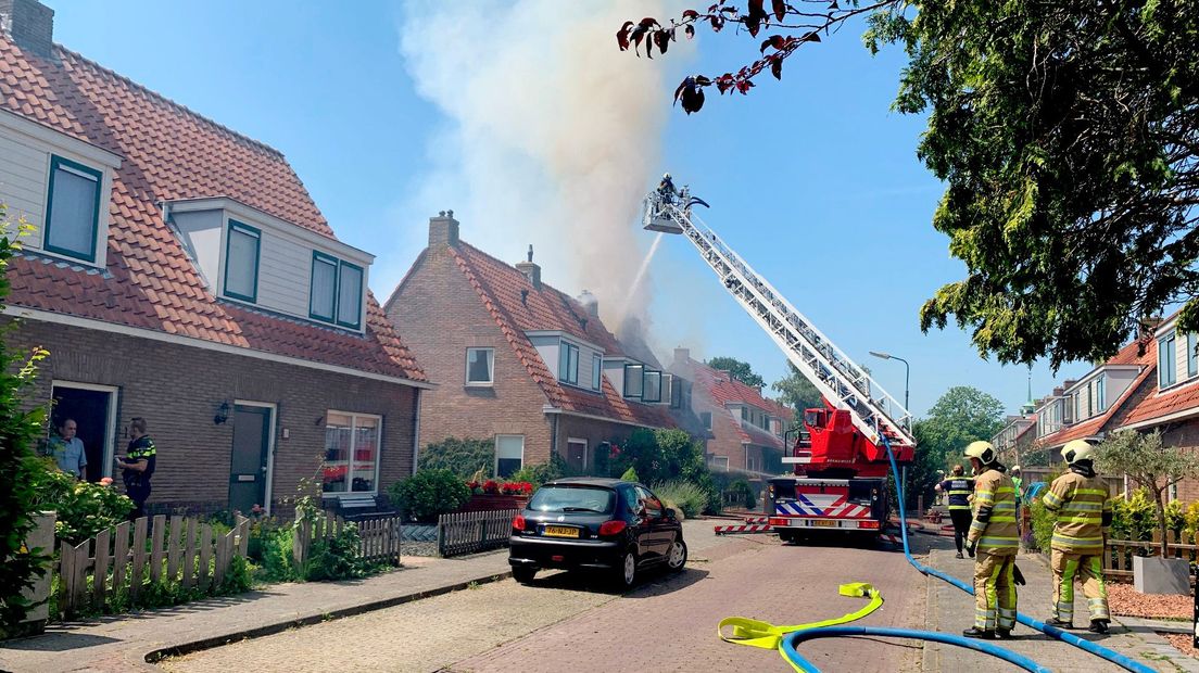 Het vuur brak rond 14.30 uur uit in de woning aan de Koningin Wilhelminaweg.