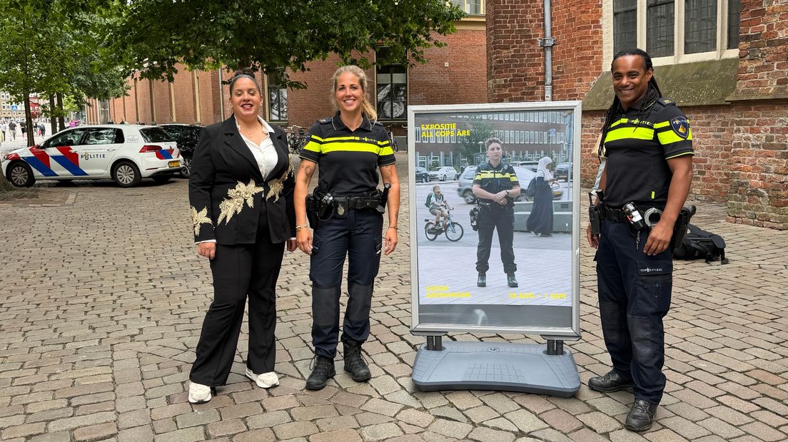 Joël Feliz in zijn functie als agent (rechts) bij de Akerk