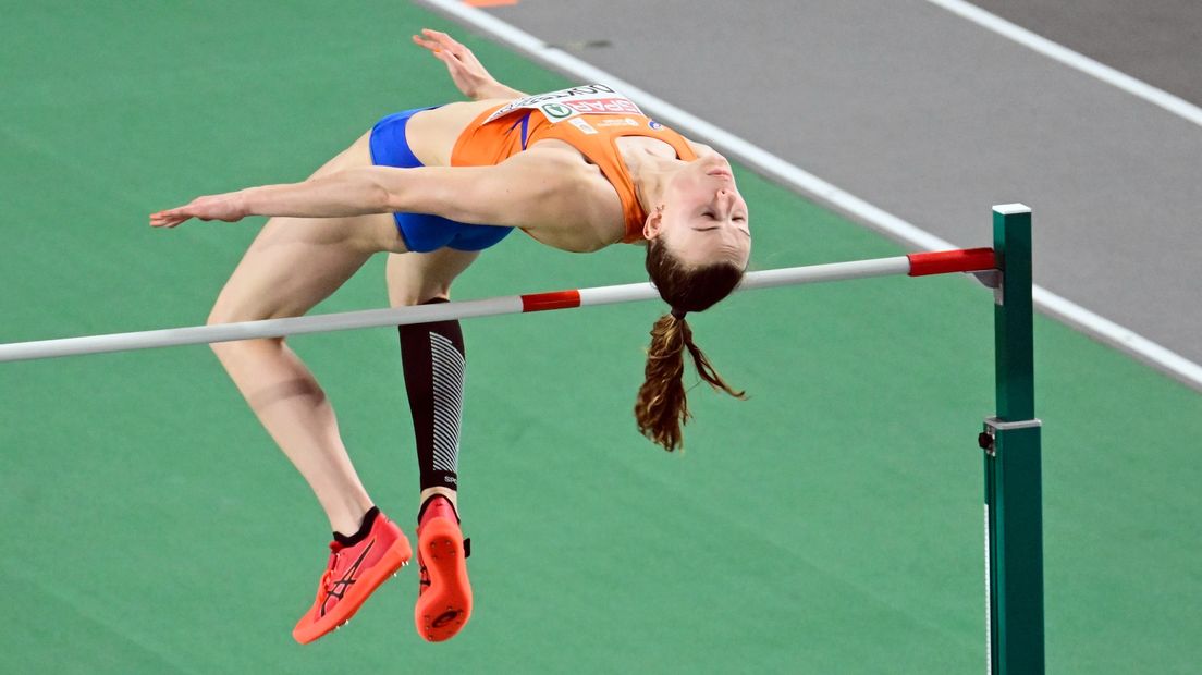 Sofie Dokter in actie op het onderdeel hoogspringen