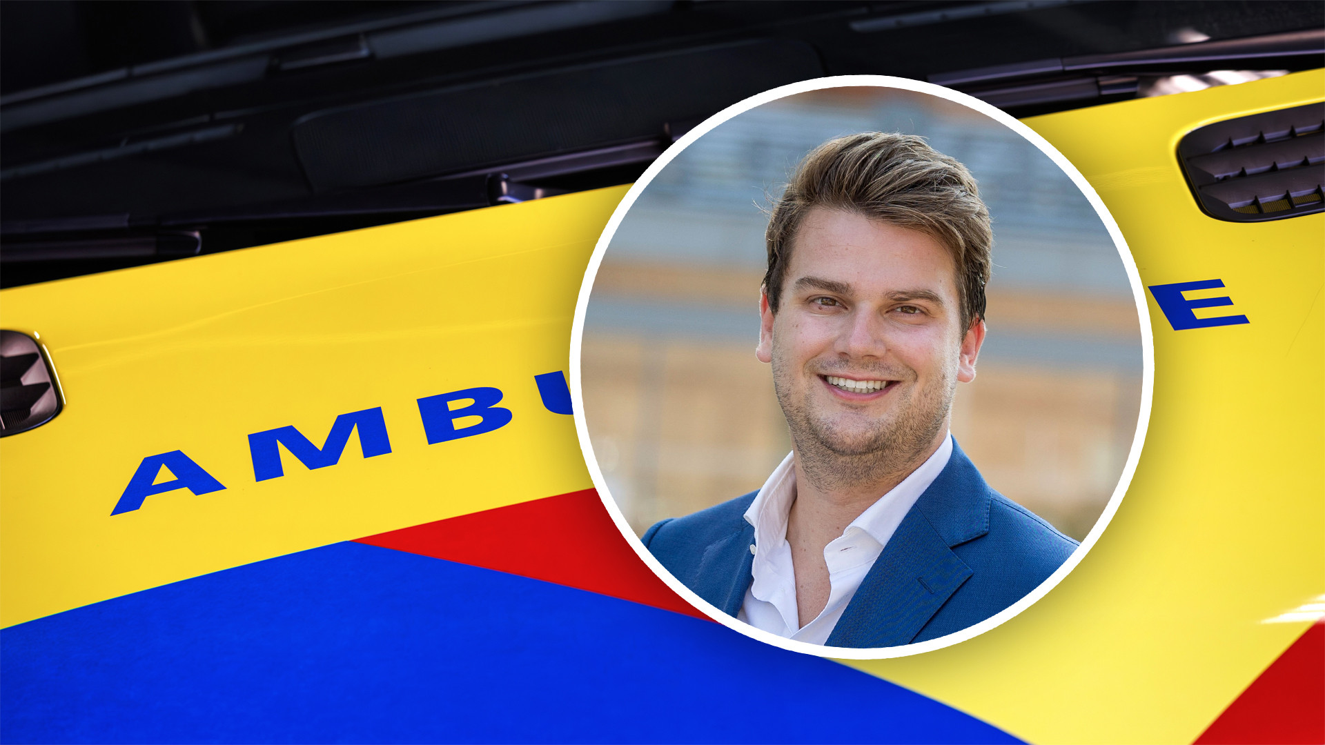 Wethouder regelt verkeer na aanrijding.