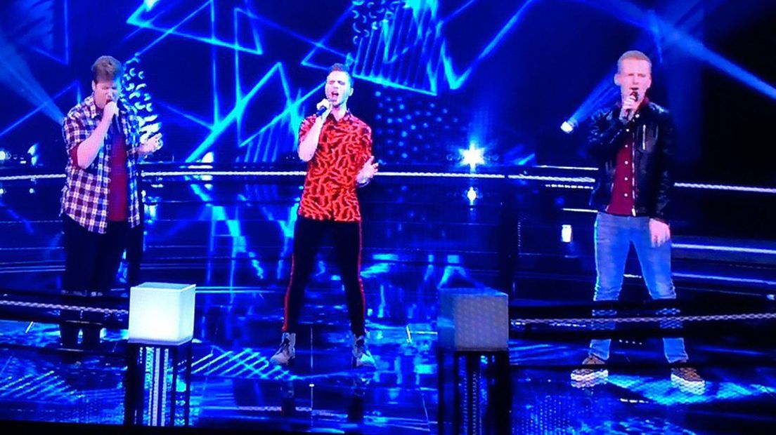 Lars Koehoorn (rechts) ligt uit The Voice of Holland, Chendo (links) gaat door