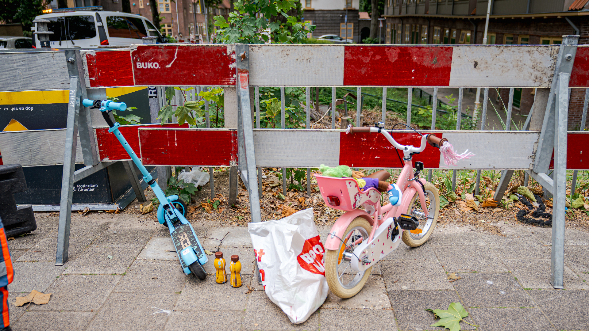 De kinderen zaten op een step en een fietsje.