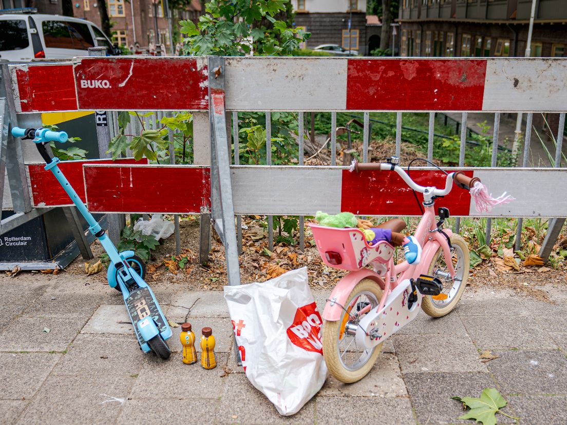De kinderen zaten op een step en een fietsje.