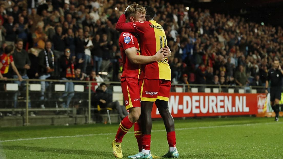 Man of the Match Oliver Edvardsen (l) wordt geknuffeld door Adekanye na zijn doelpunt
