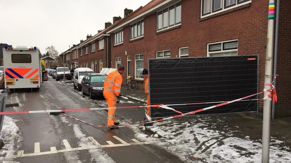 De straat wordt met schermen afgezet