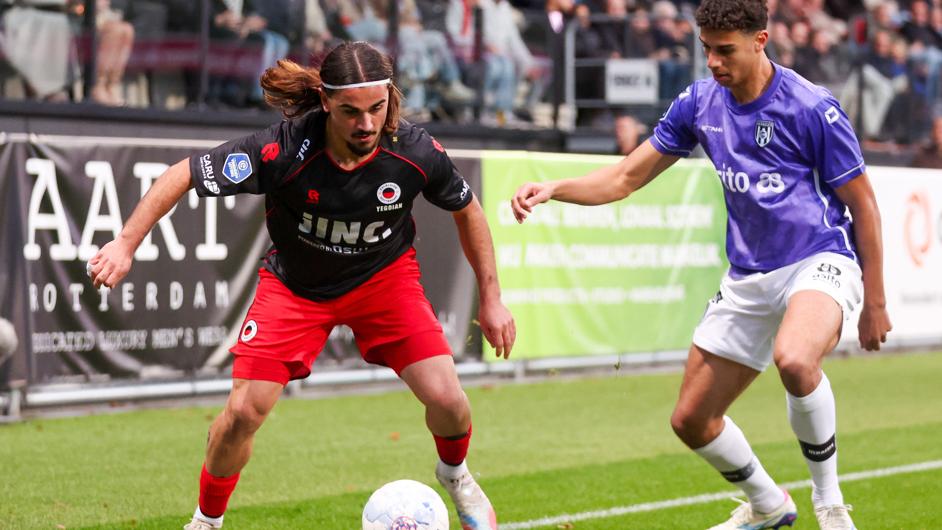 Yegoian in actie tegen Heracles in de thuiswedstrijd eerder dit seizoen