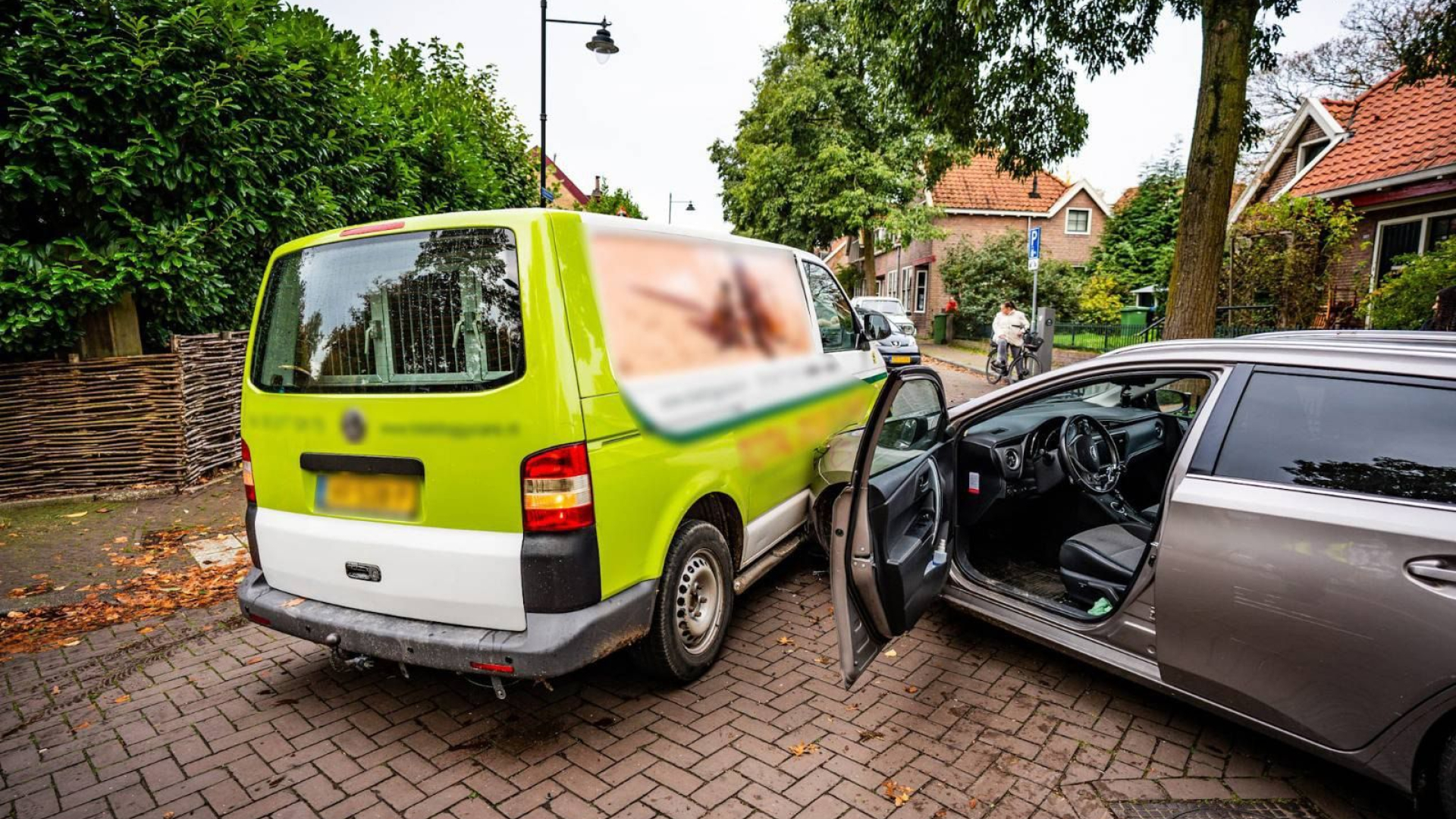 Botsing in Arnhem • bus van de weg.