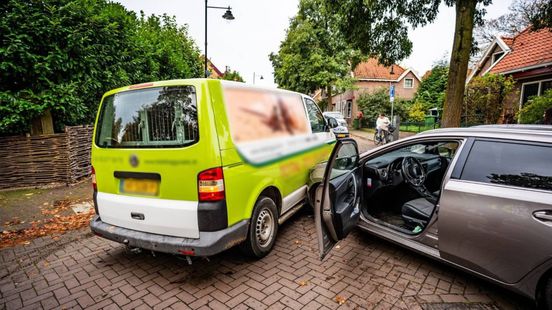 Botsing in Arnhem • bus van de weg