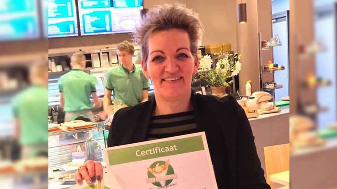Eigenaresse Monique Schiphorst trots met de prijs (Rechten: RTV Drenthe)